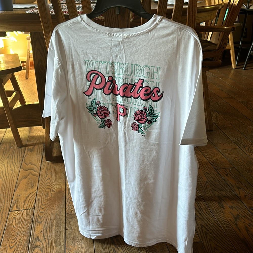 Women’s Pittsburgh Pirates shirt. - Picture 2 of 3